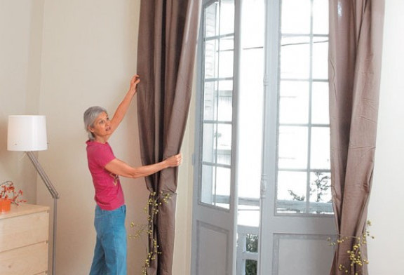 Une tilliste qui ajuste la robe d'une cliente.