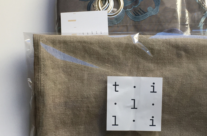 Un pantalon rendu au client après une retouche faite par Tilli.